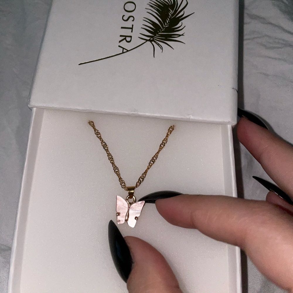 Baby Pink Butterfly Necklace 💗 - Picture 6 of 9